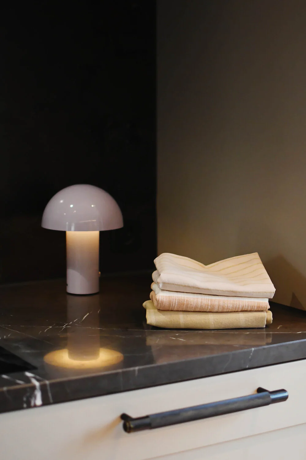 Bahne Interior  Glossy Mushroom LED bordlampe, lilla - H21,5 cm.