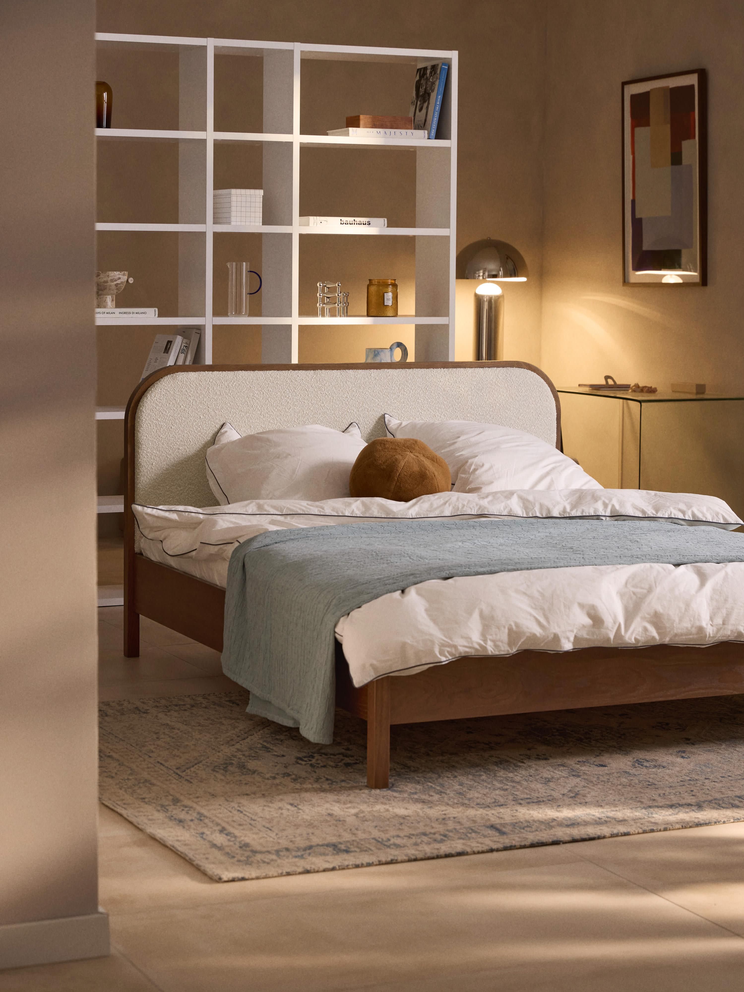 Houten bed Jones met hoofdeinde van bouclé