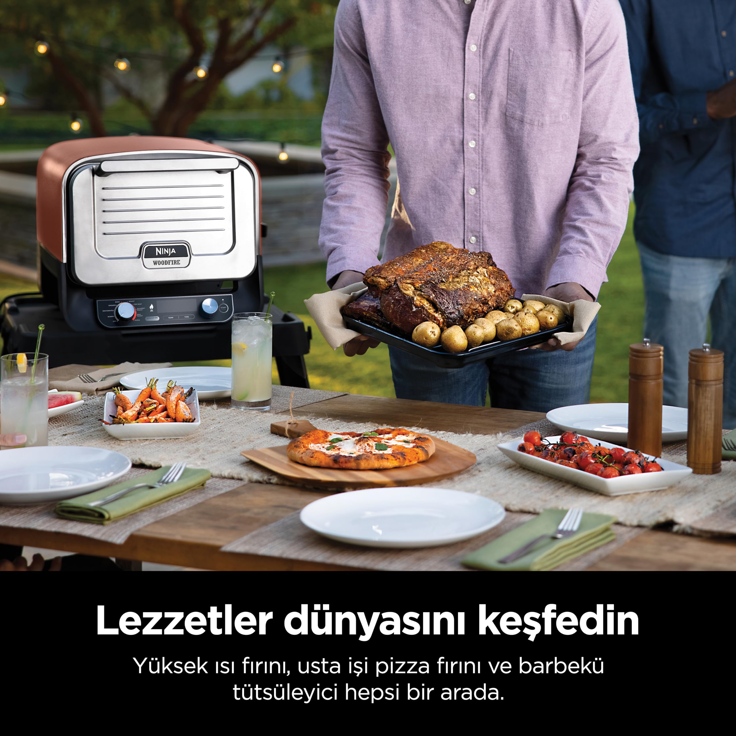 Ninja Woodfire Four à pizza extérieur électrique 8-en-1, rotissoire & fumoir barbecue avec grille, plaque pro-heat, pierre à pizza, granulés de bois e