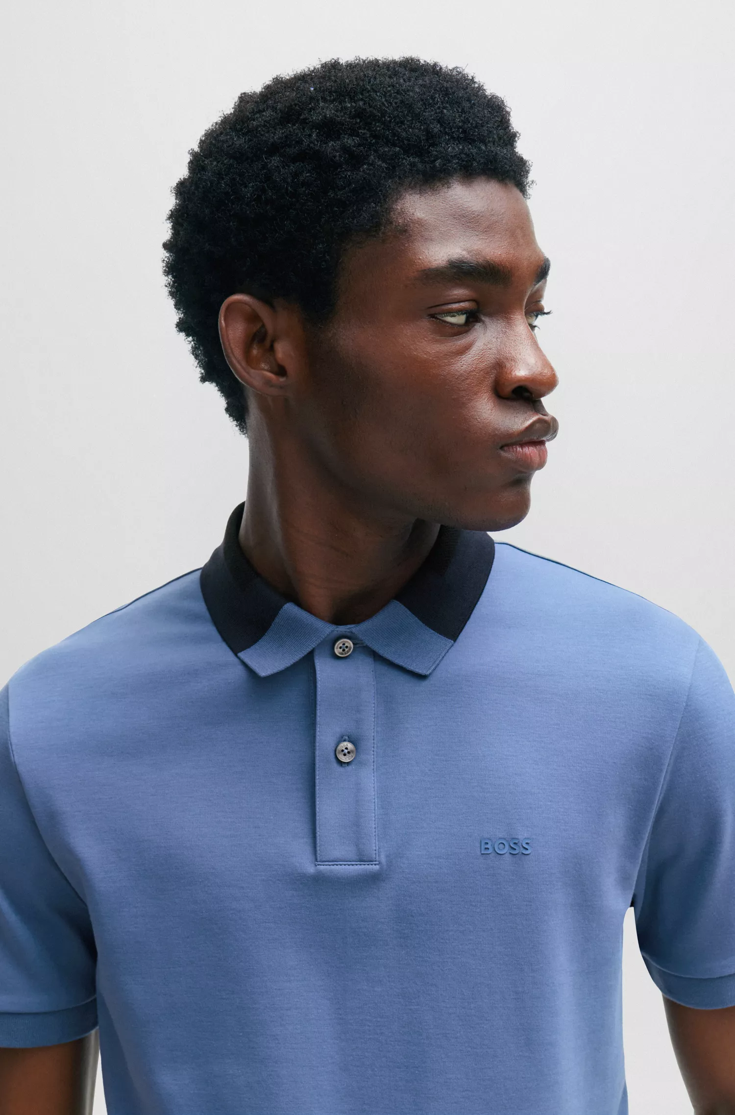 Camisa polo BOSS preta de algodão interlock com corte slim e gola em blocos de cor.
