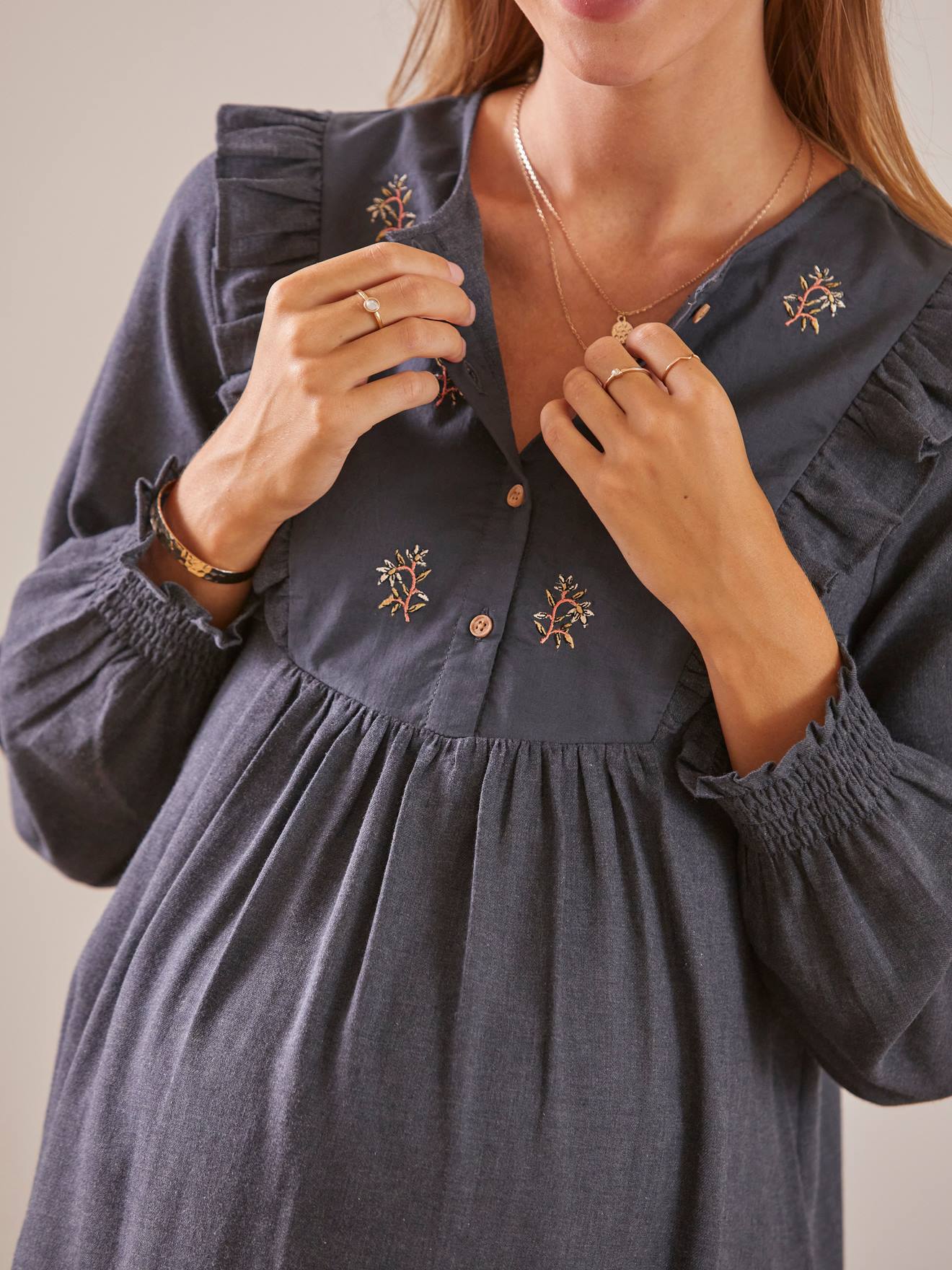 Vestido liso de flanela preta escura com aplique bordado, ideal para gestantes e lactantes.