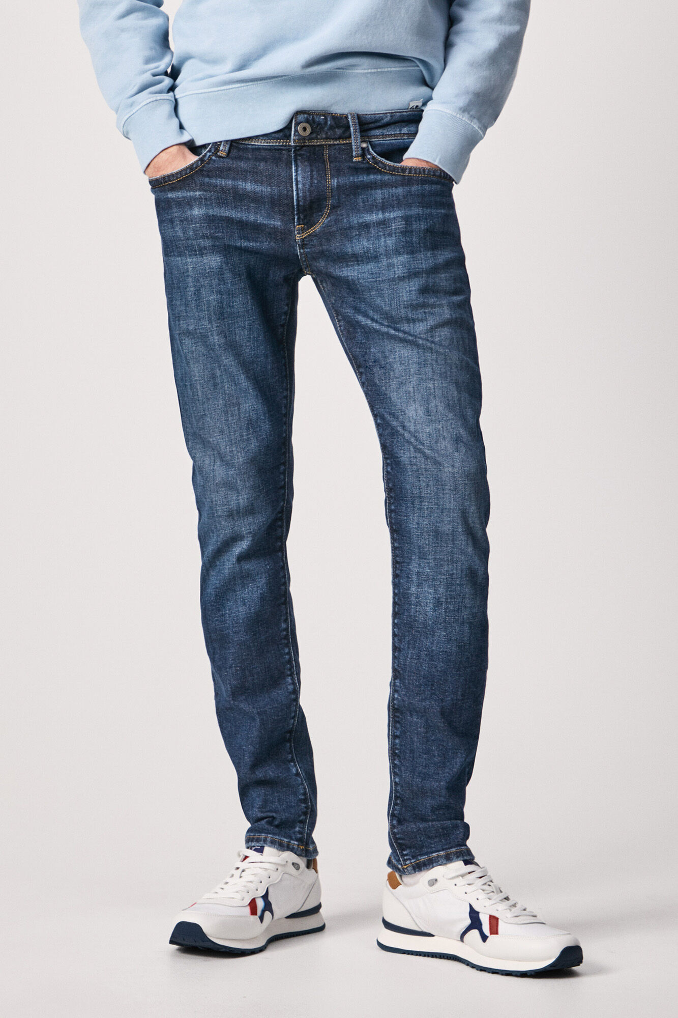 calça jeans de corte justo