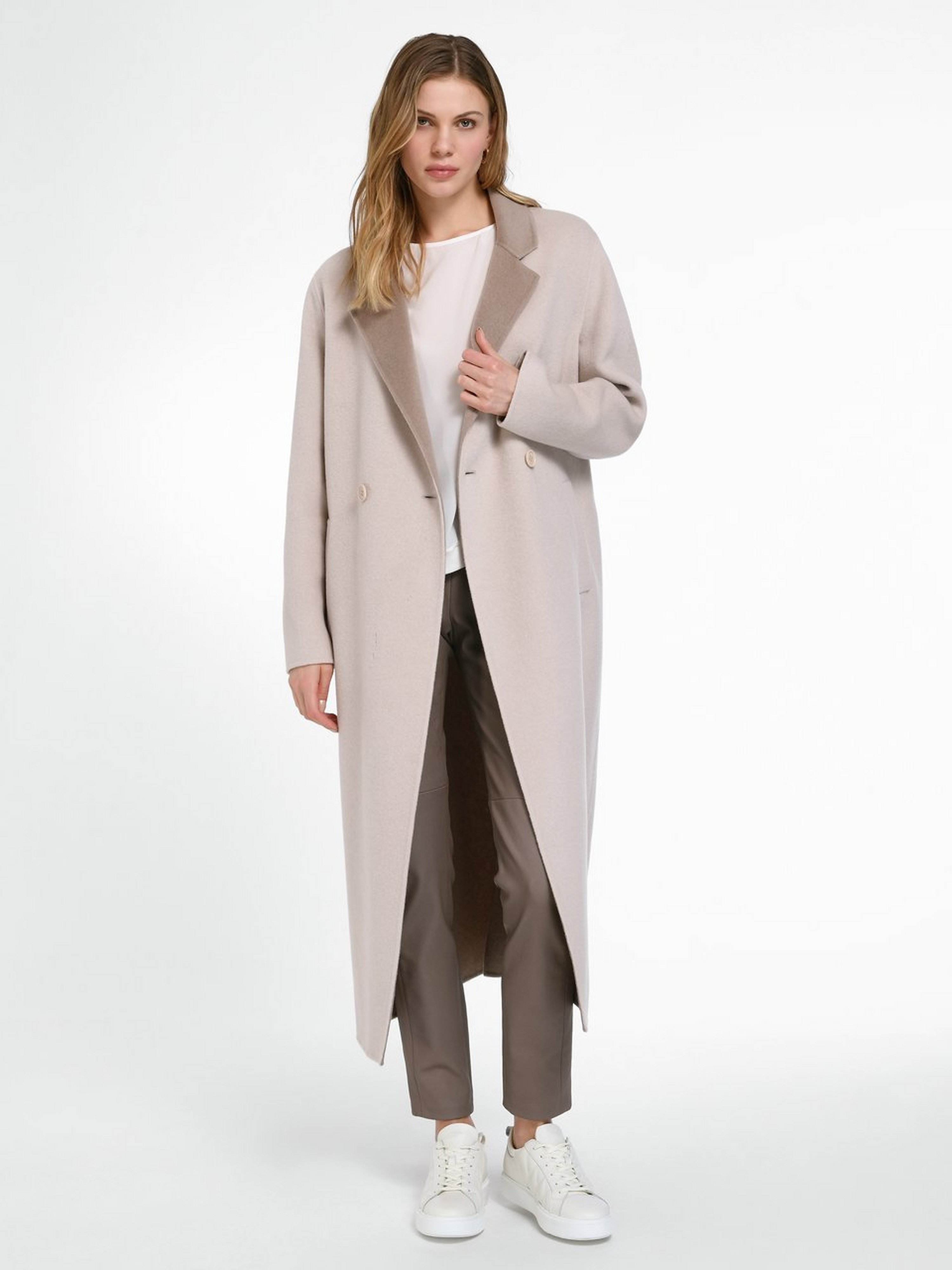 Mantel mit tief gezogenem Revers