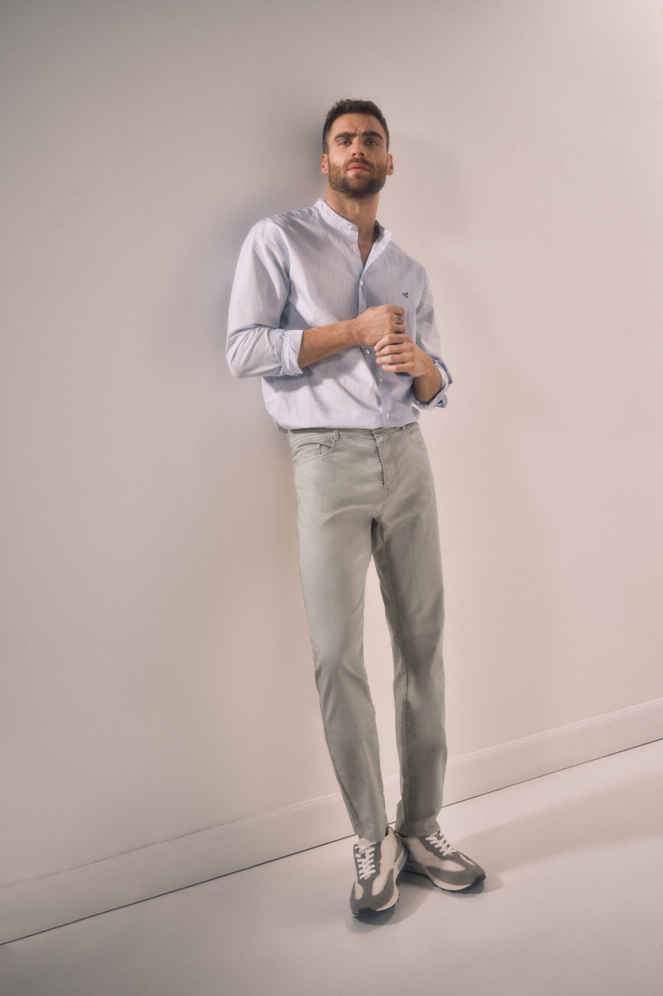 Calça slim de 5 bolsos - Cinza