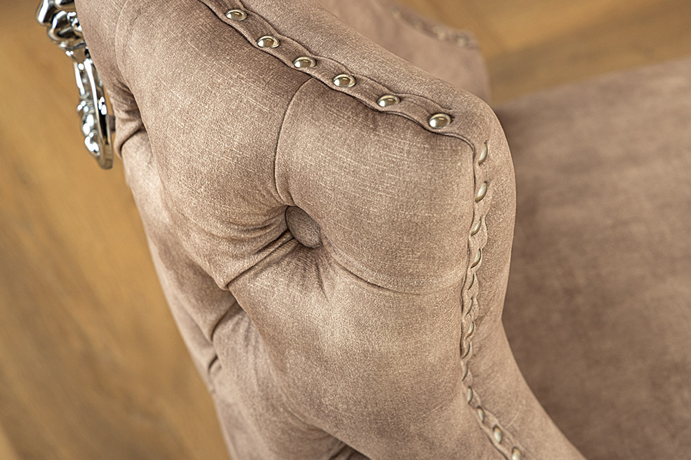 Chesterfield Stuhl CASTLE DELUXE beige Samt mit Löwenkopf Nieten