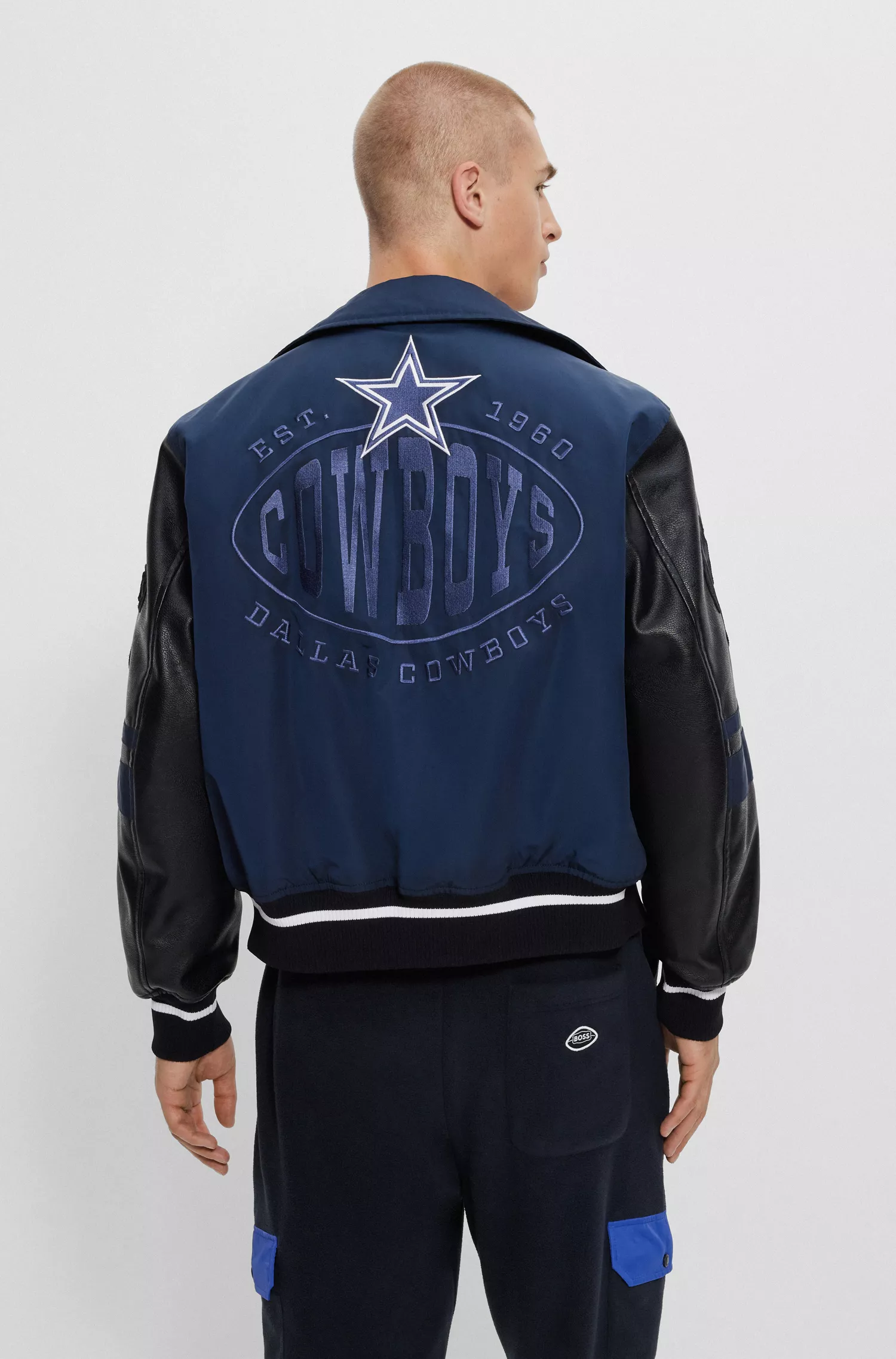 Jaqueta bomber impermeável BOSS Orange-BOSS x NFL com logo da colaboração.