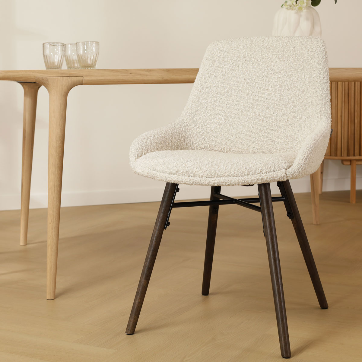 Eetkamerstoel Nena-Isa bouclé beige - walnoten onderstel