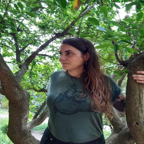Camiseta feminina verde preguiçosa