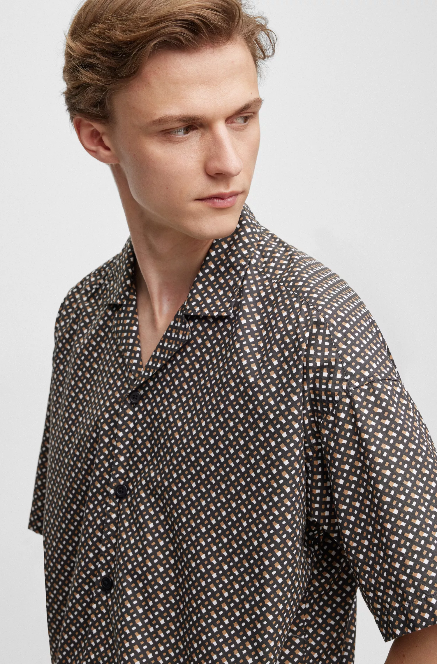 Camisa BOSS preta de corte relaxado em algodão elástico com monograma.