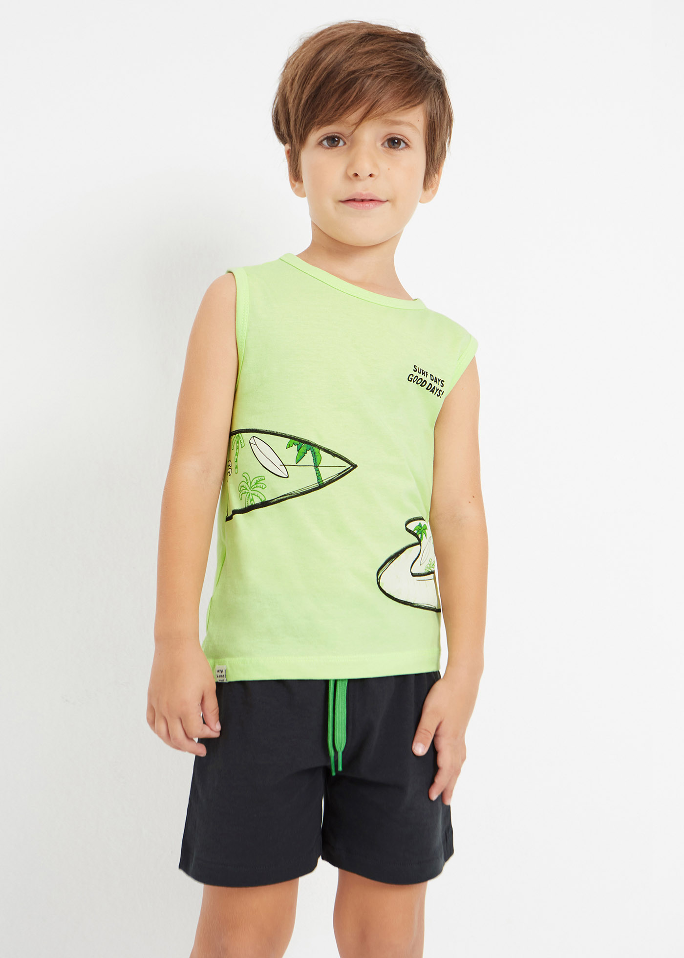 Pijama infantil confeccionado com algodão sustentável.