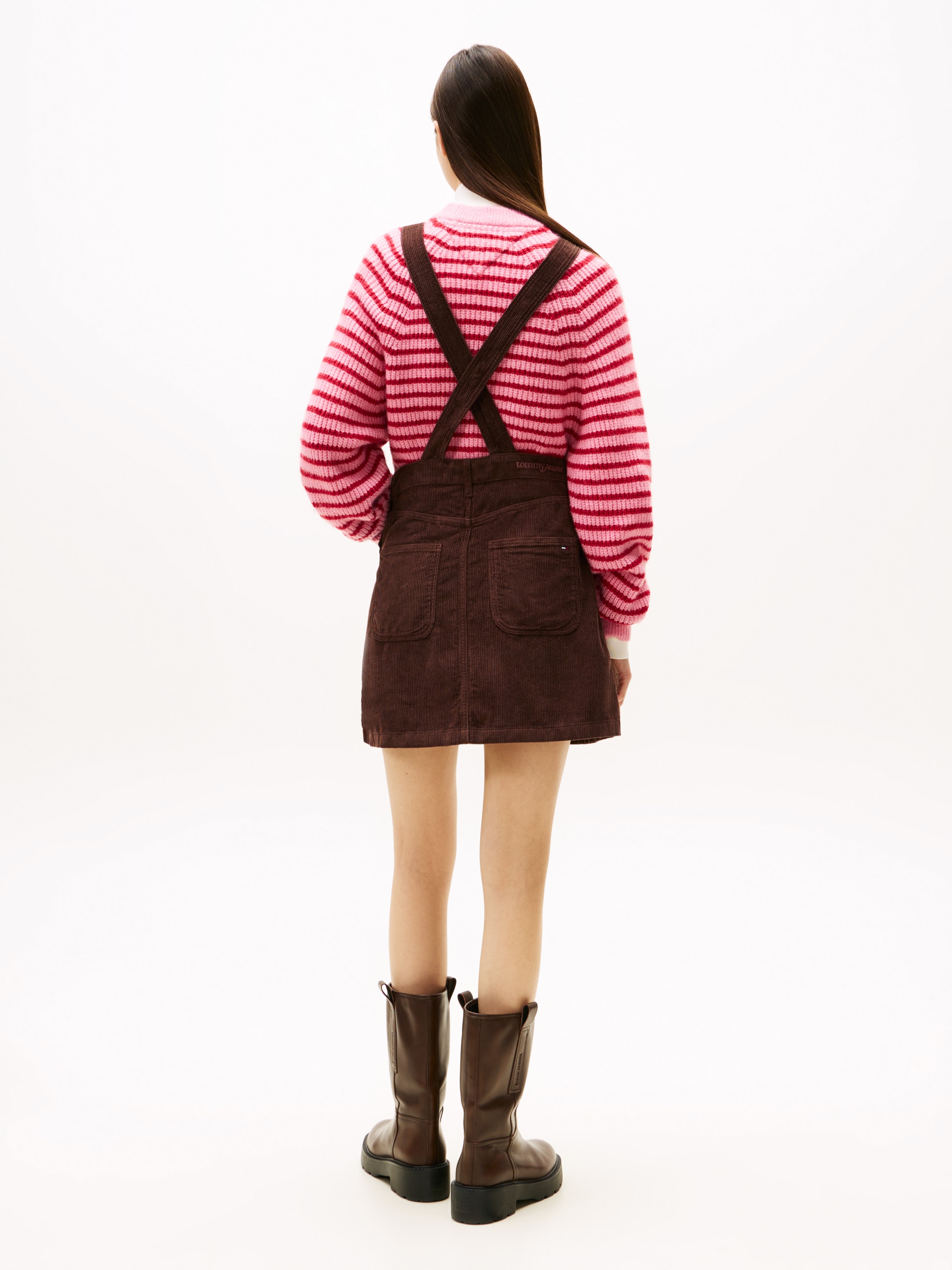 Tommy Jeans Latzkleid »TJW SCRIPT CORD DUNGAREES DRESS« Brusttasche | Eingrifftaschen aus angenehmer Cord Qualität