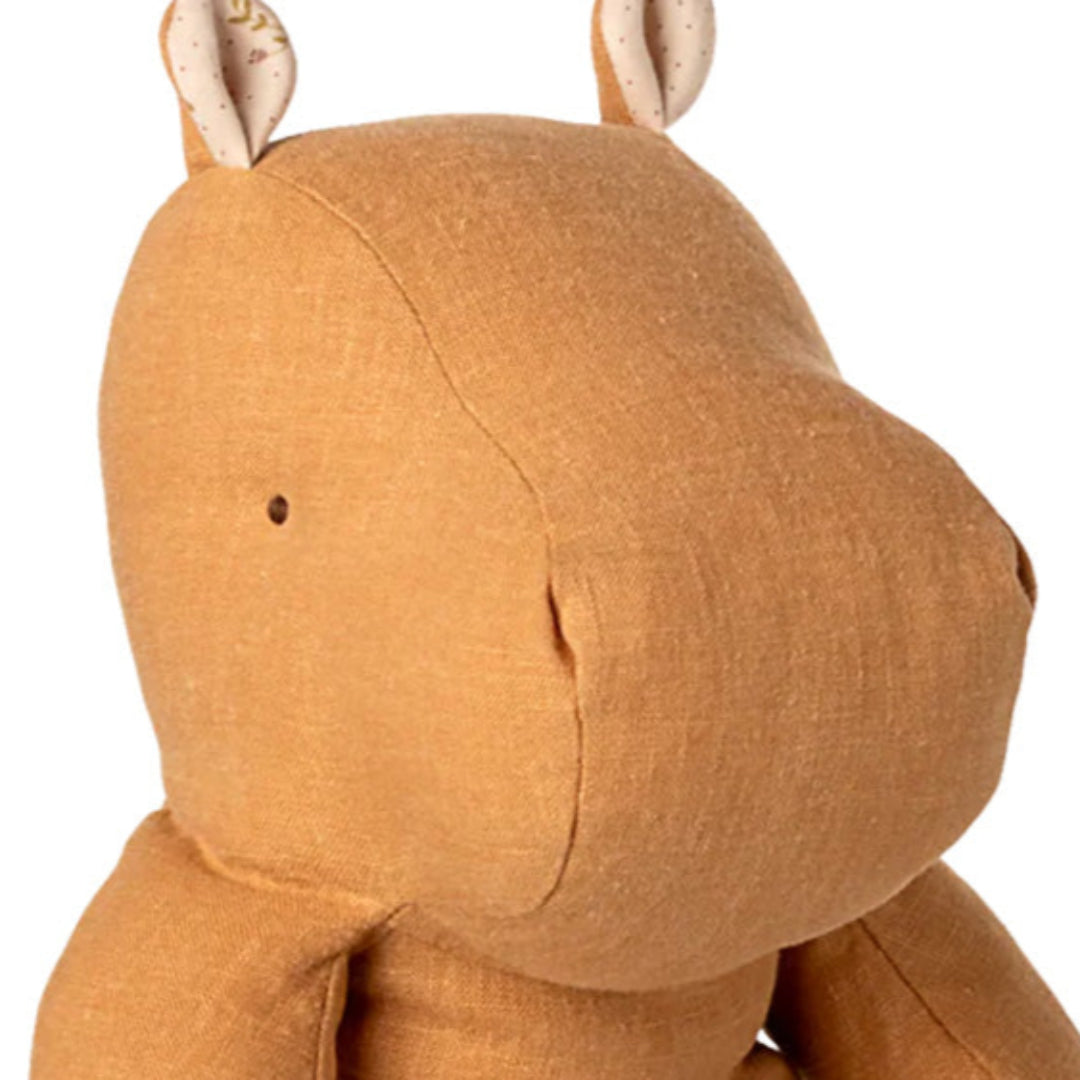 maileg knuffelnijlpaard safari friends - honey - 30 cm