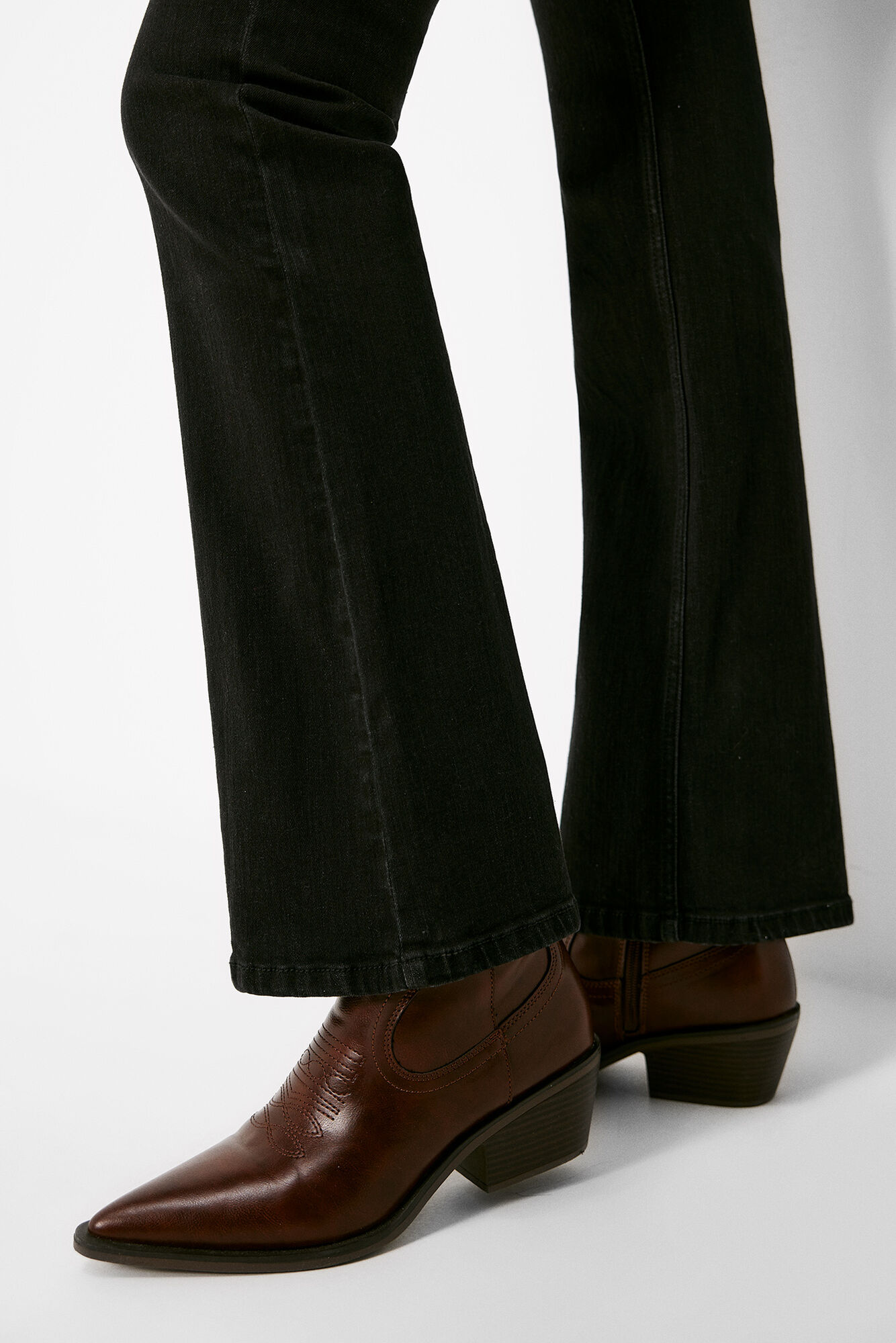 Calça jeans com lavagem sustentável e corte bota™