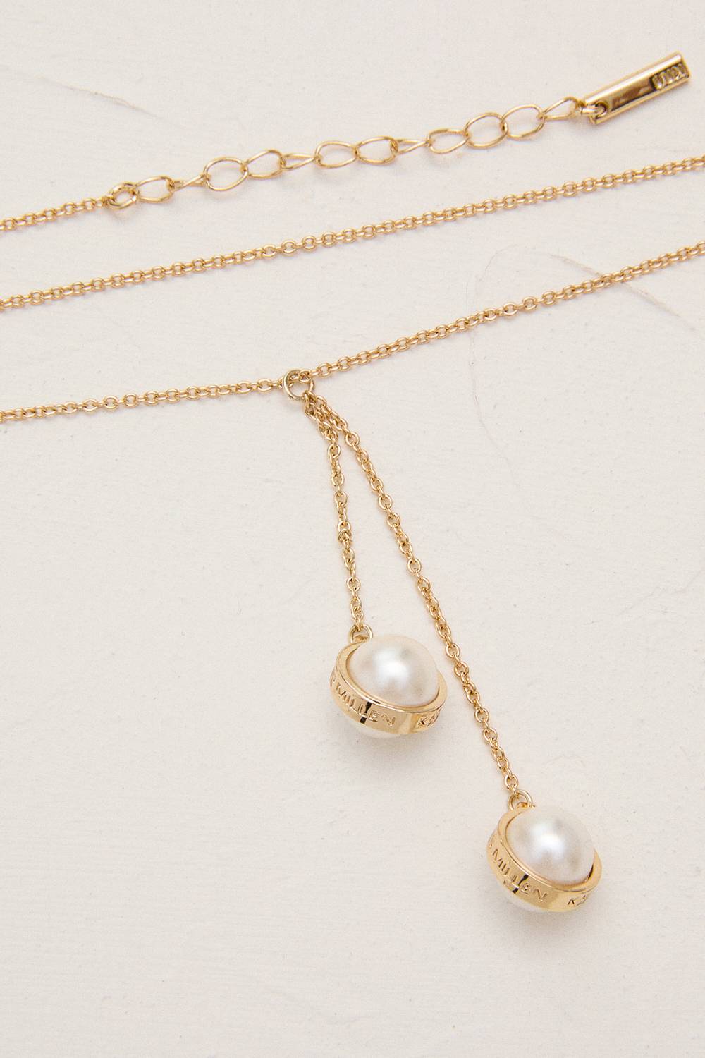 KarenMillen Collier à double pendentif en perle, logo, plaqué or 14kt