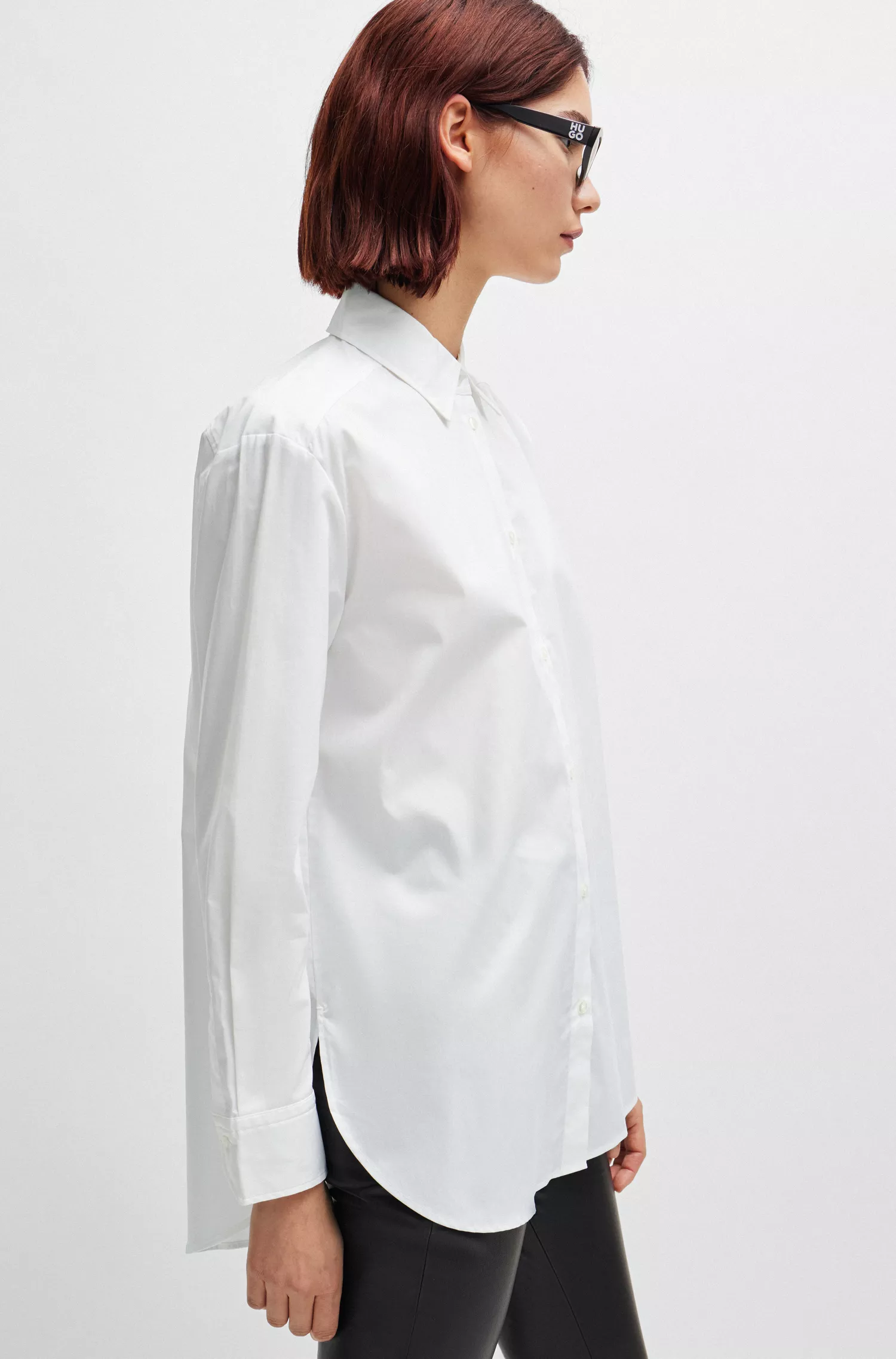 Blusa HUGO vermelha, modelagem oversized, em algodão stretch, com etiqueta vermelha com o logo.