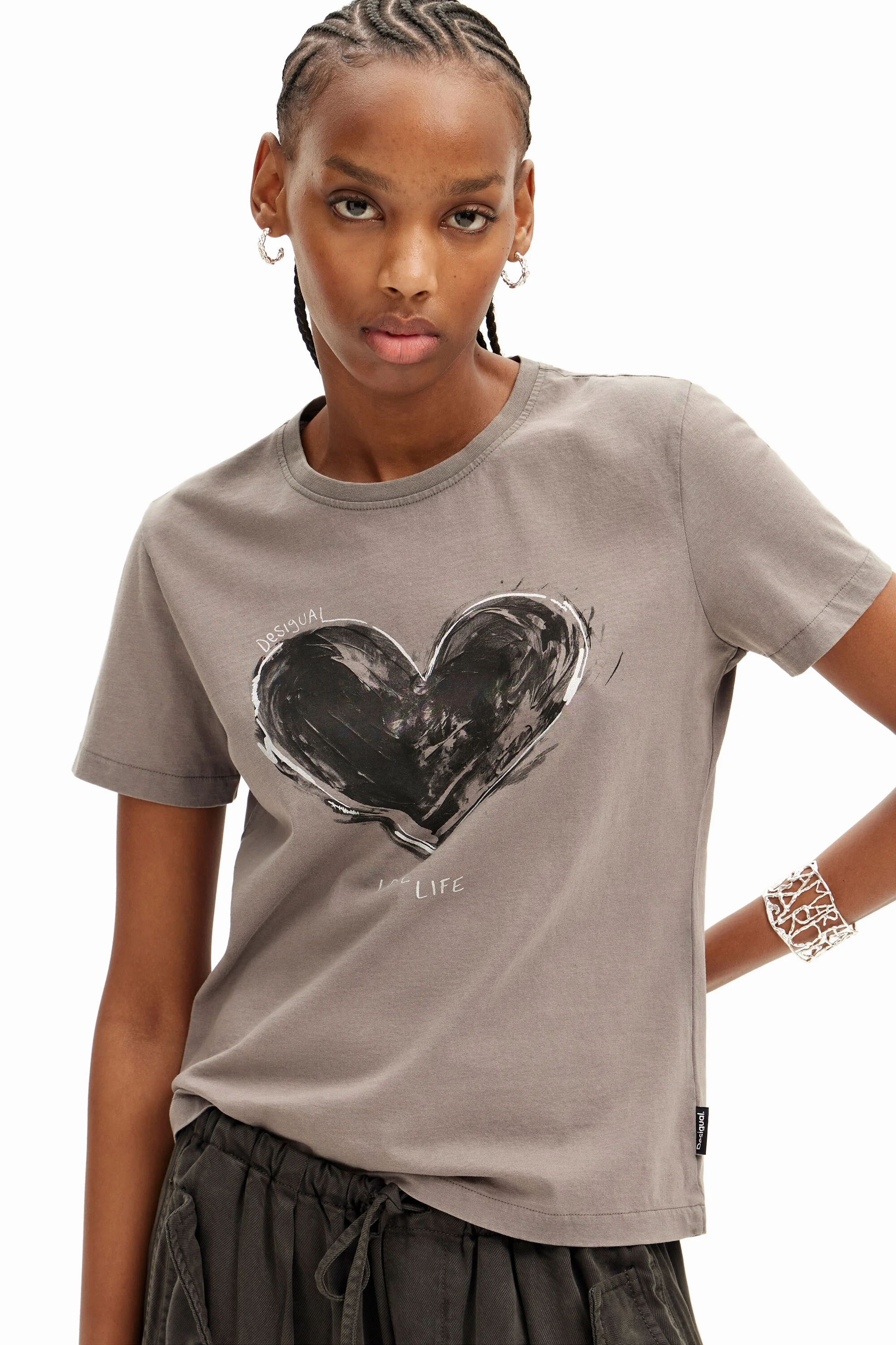 camiseta básica com estampa de coração