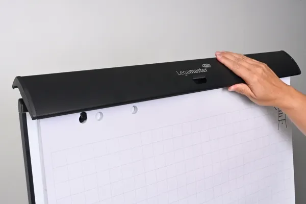 Legamaster SKETCH PRO mobile flipchart magnetisk- Round Base med 5 låsbare hjul giver stabilitet og mobilitet, pakken indeholder et start kit ( 1x flipover blok kvadreret, 2x edding ecoline flipchart penne, penneholderr i fuld længde samt 2 forlænge