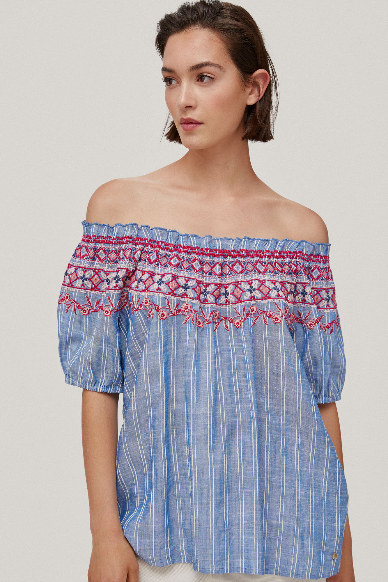 Blusa bordada com ombros à mostra - Azul