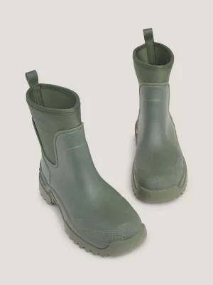 Botas de cano médio com travas emborrachadas