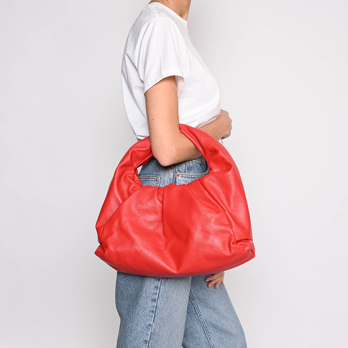 Bottega Veneta Sac The Shoulder Pouch Moyen en Cuir rouge - Très bon état - L.38 cm
