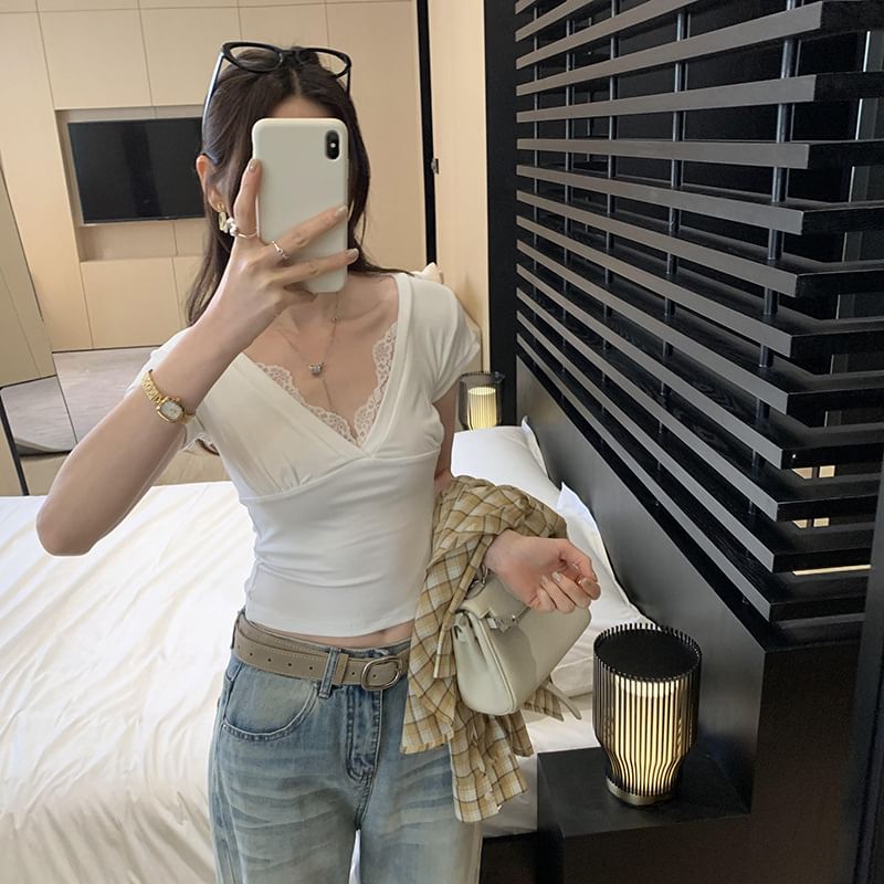 Angel Shine - Cropped T-shirt met korte mouwen, V-hals en effen kant