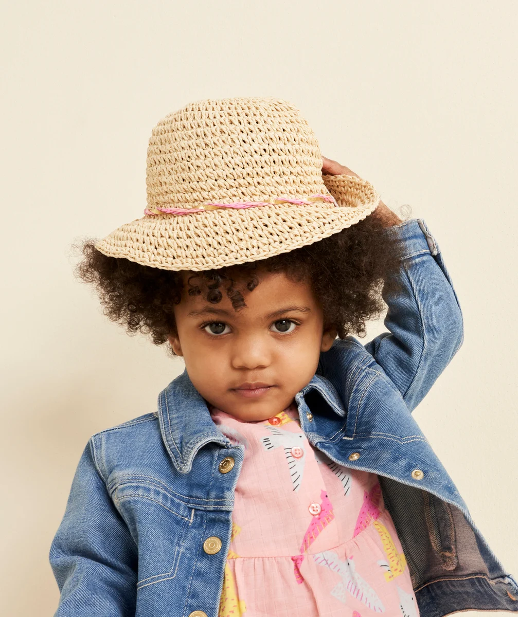 CHAPEAU DE PAILLE BÉBÉ FILLE AVEC CORDONS ROSES ET PATCH OISEAU BRODÉ