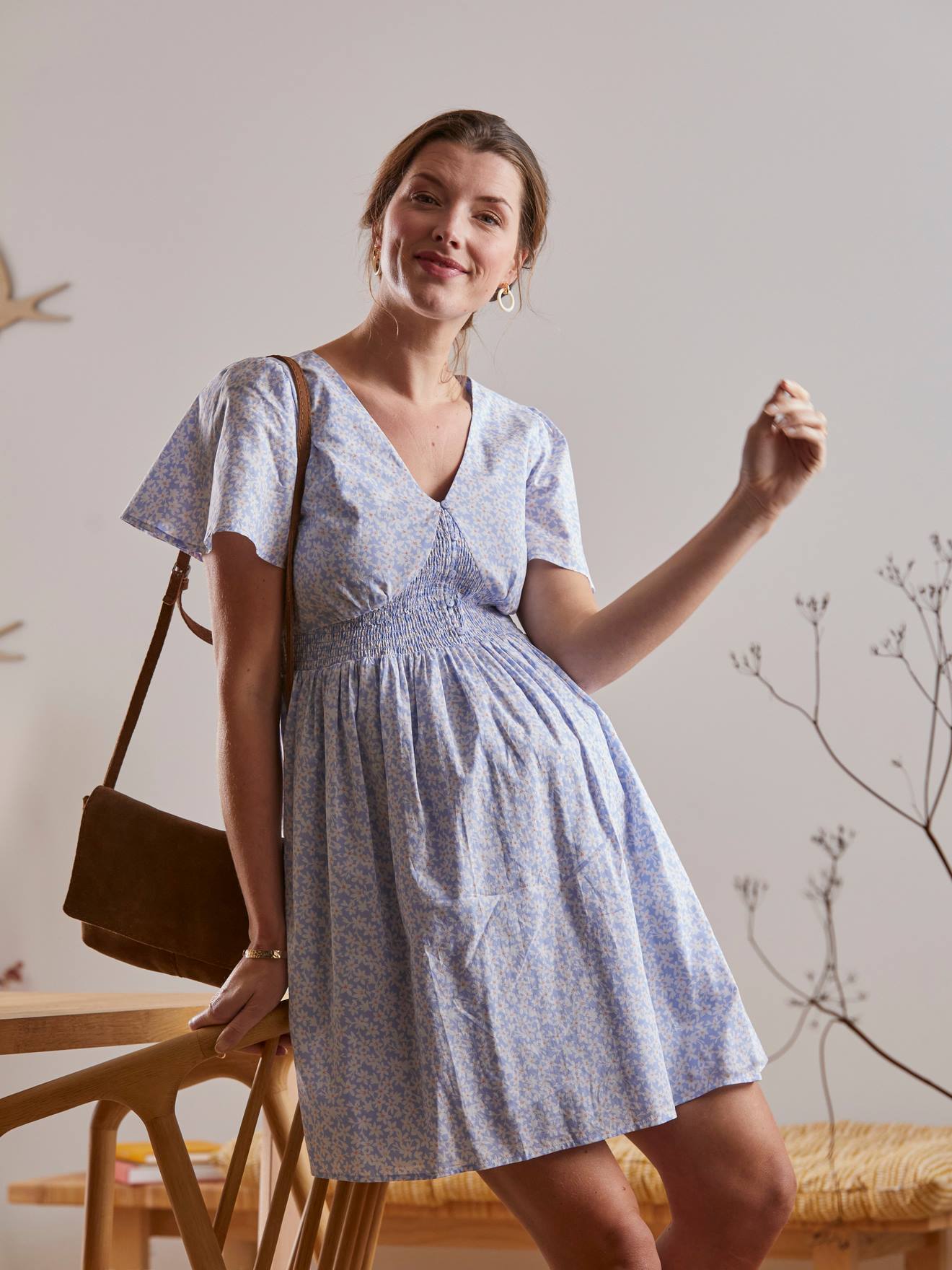 Vestido curto de crepe estampado, rosa claro, ideal para gestantes e lactantes.