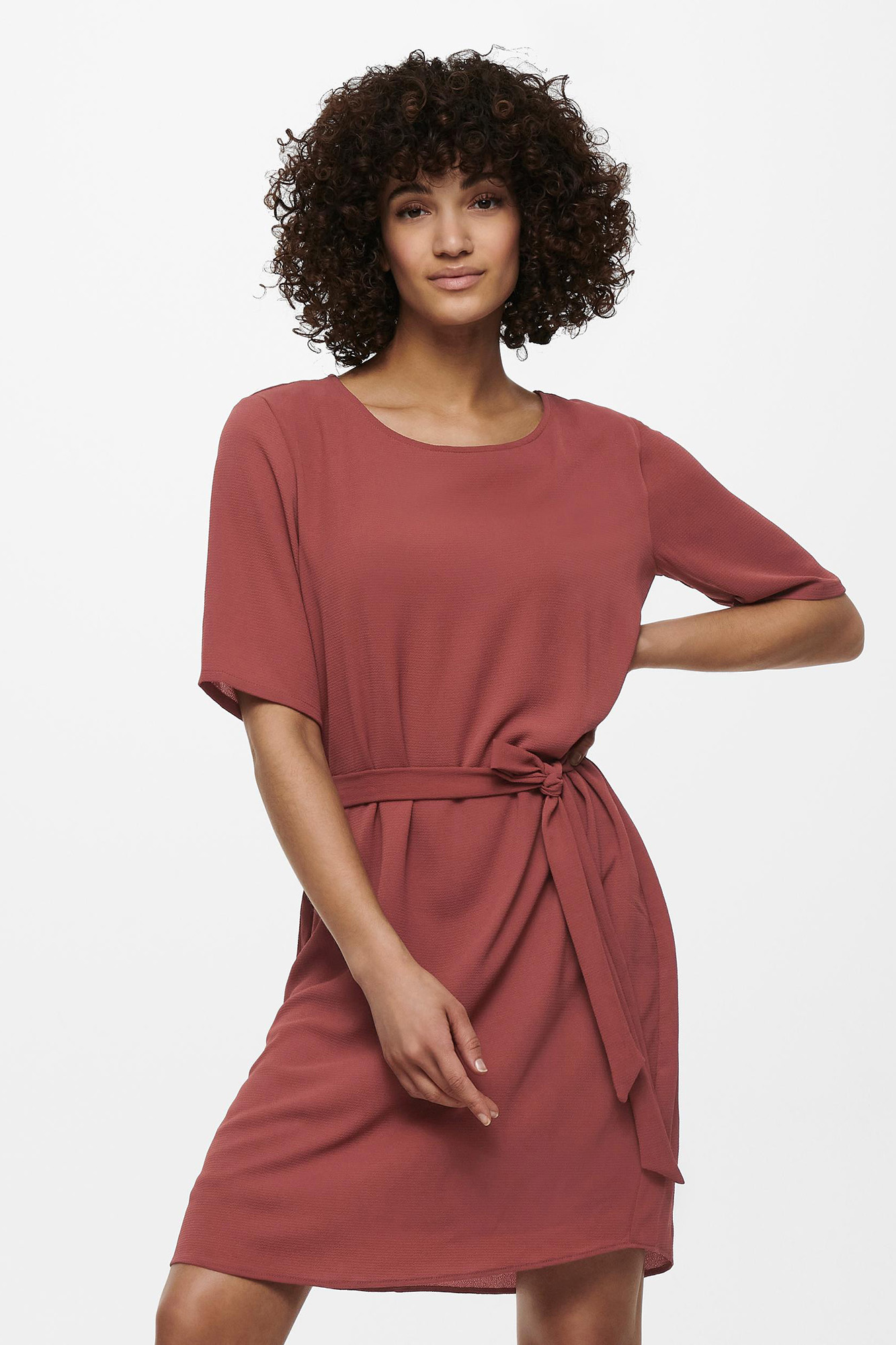 Vestido curto com mangas 2/4 e gola redonda.