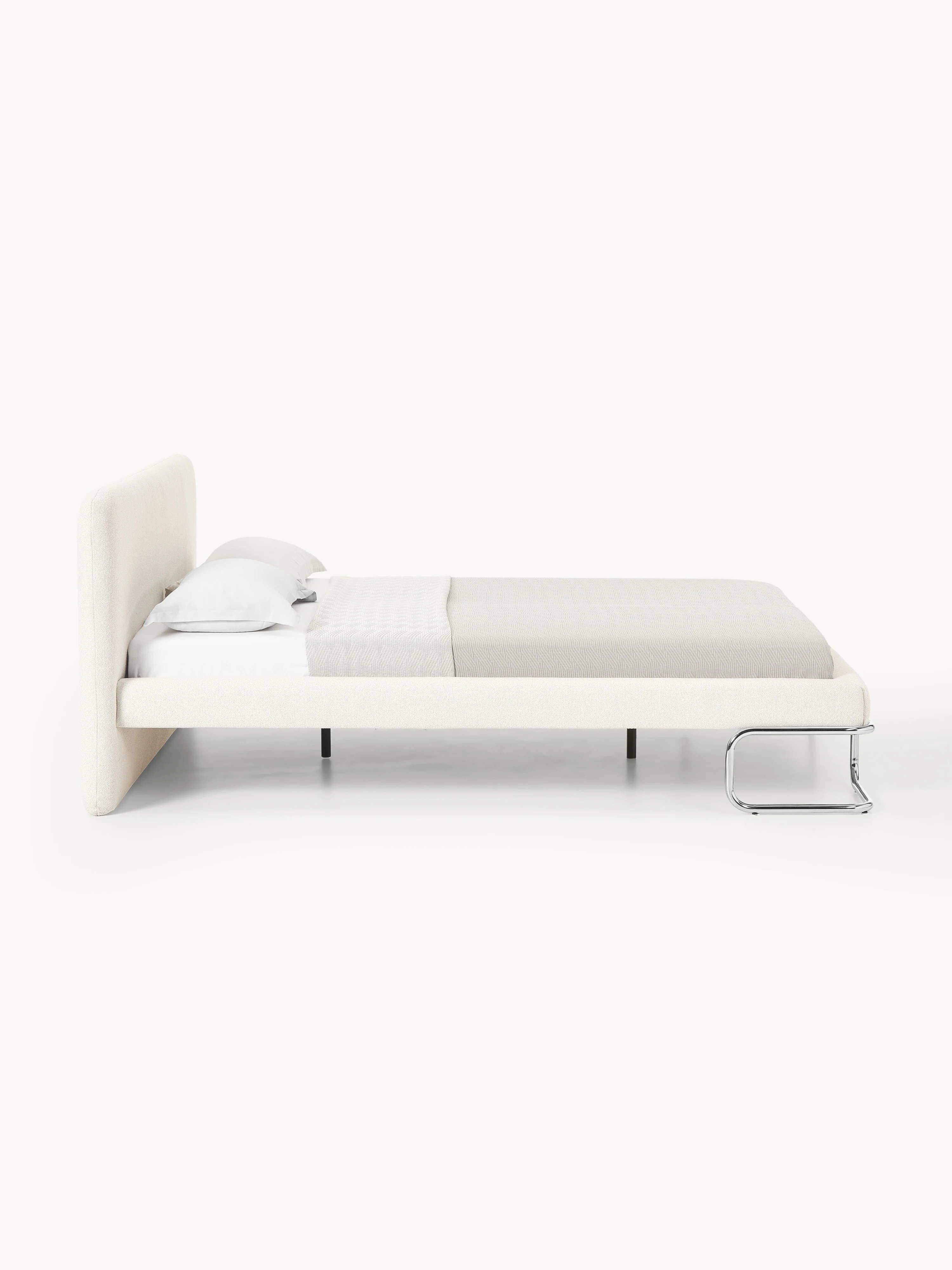 Bouclé gestoffeerd bed Olina met metalen poten