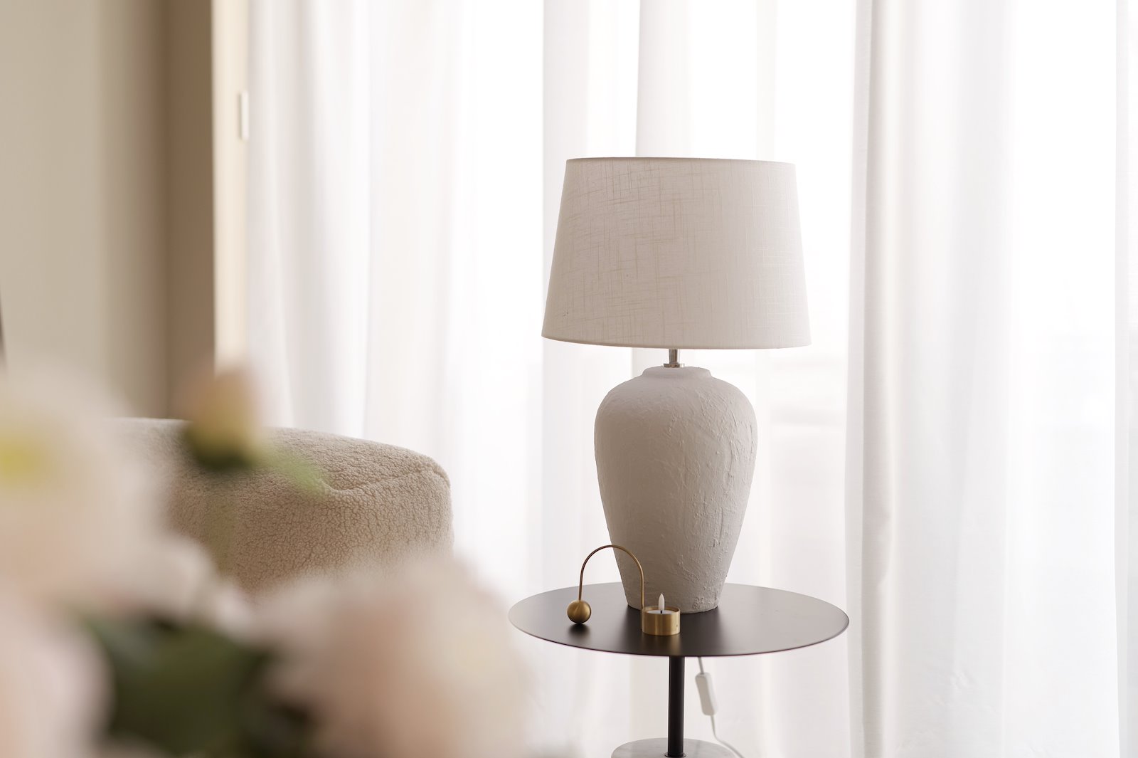 Struktur bordlampe Hvit keramikk med hvit skjerm. H58cm
