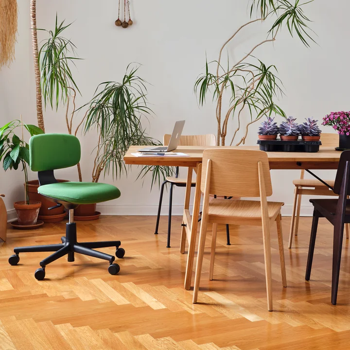 Vitra - Chaise Tout Bois, Eiche dunkel, Kunststoffgleiter