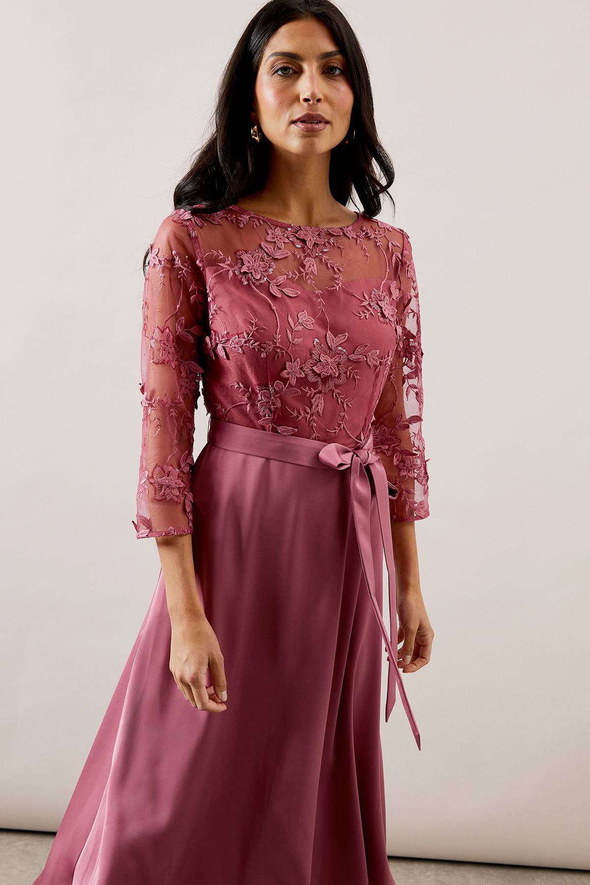 Wallis Robe Ajustée et Évasée d'Occasion en Satin avec Superposition de Mesh