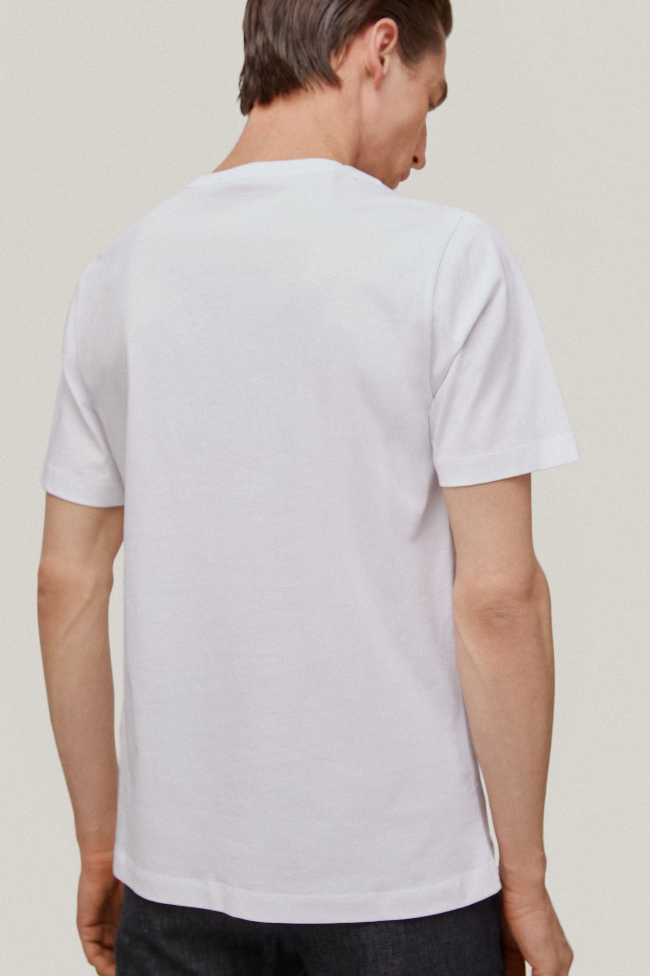 Camiseta com bolso e logo - Branca