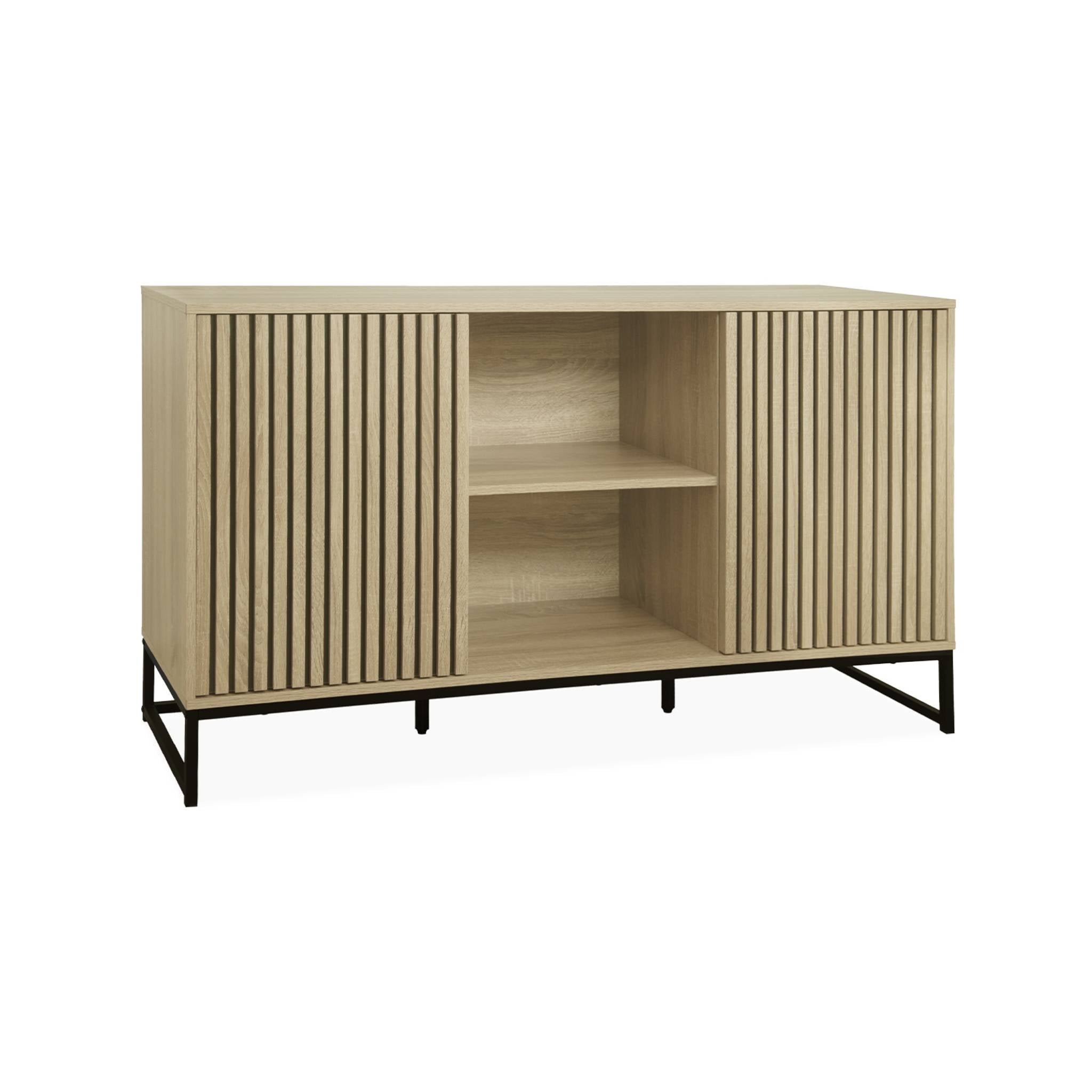 sweeek - Eigentijds dressoir  met gegroefd houteffect, 2-deurs, L 140