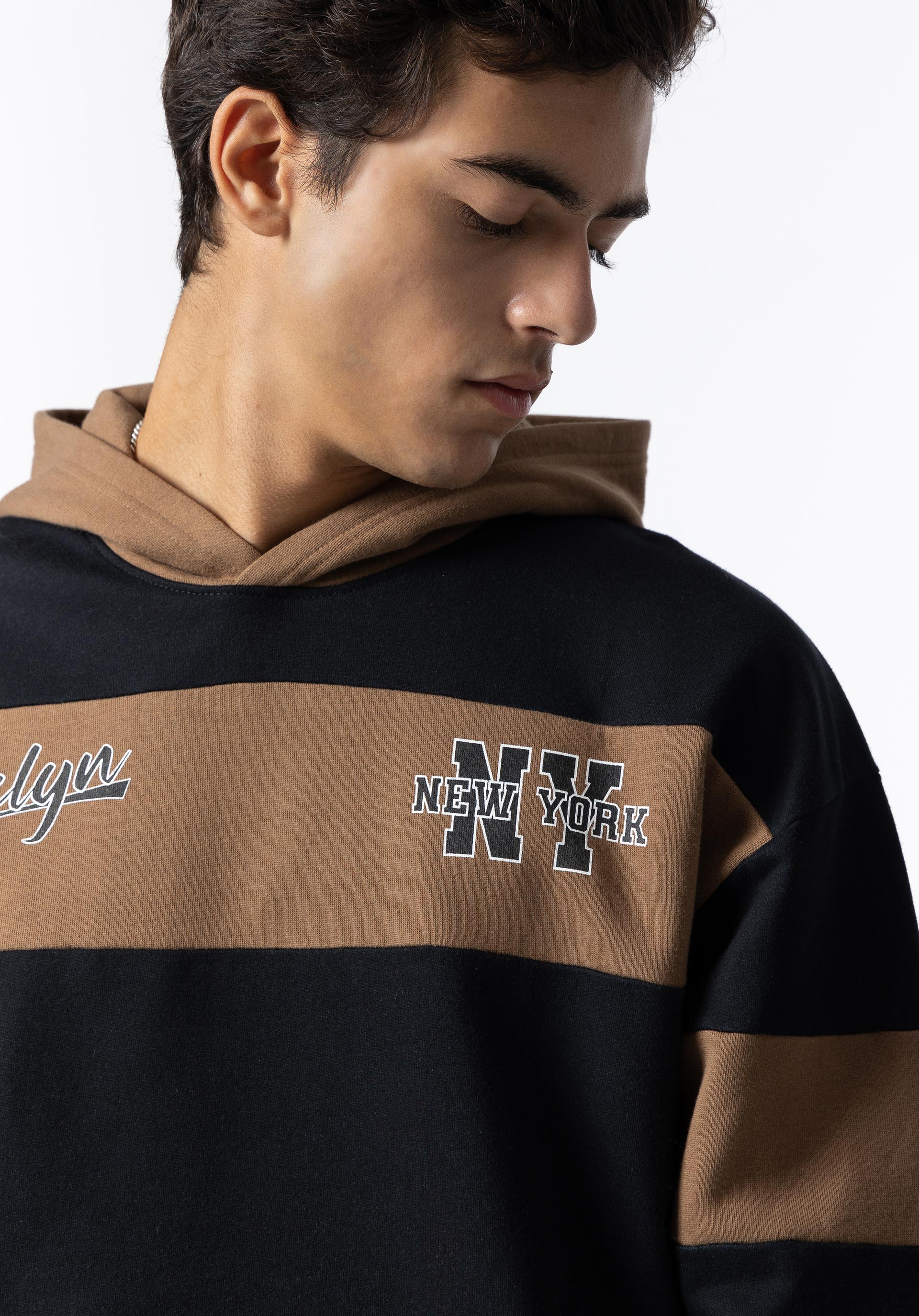 Hoodie Bicolor com Estampado Frontal