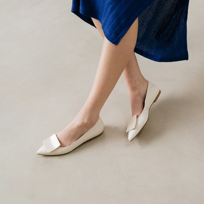 Ballerines à bouts pointus  en vernis plissé écru