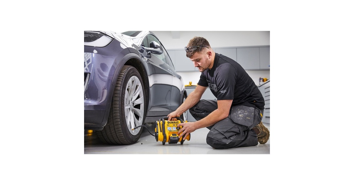 DEWALT18V XR Compacte Luchtpomp DCC018N-XJ  (Geel/zwart, Accu en oplader niet inbegrepen)