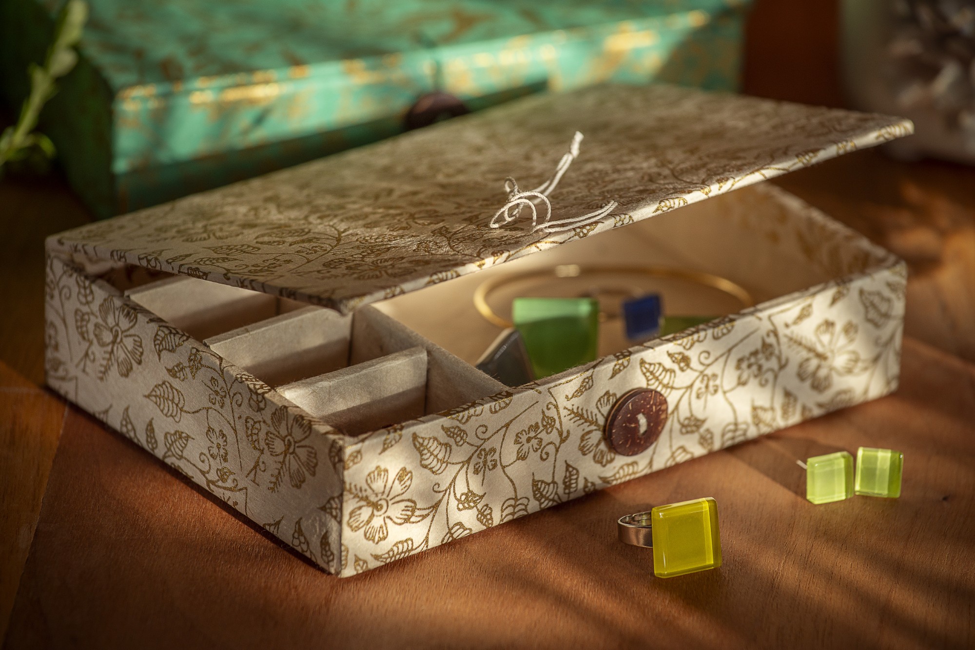 Geschenkbox 'Floral' aus Loktapapier, weiß-braun, B 16 cm, L 11 cm, H 4 cm von fischer's lagerhaus