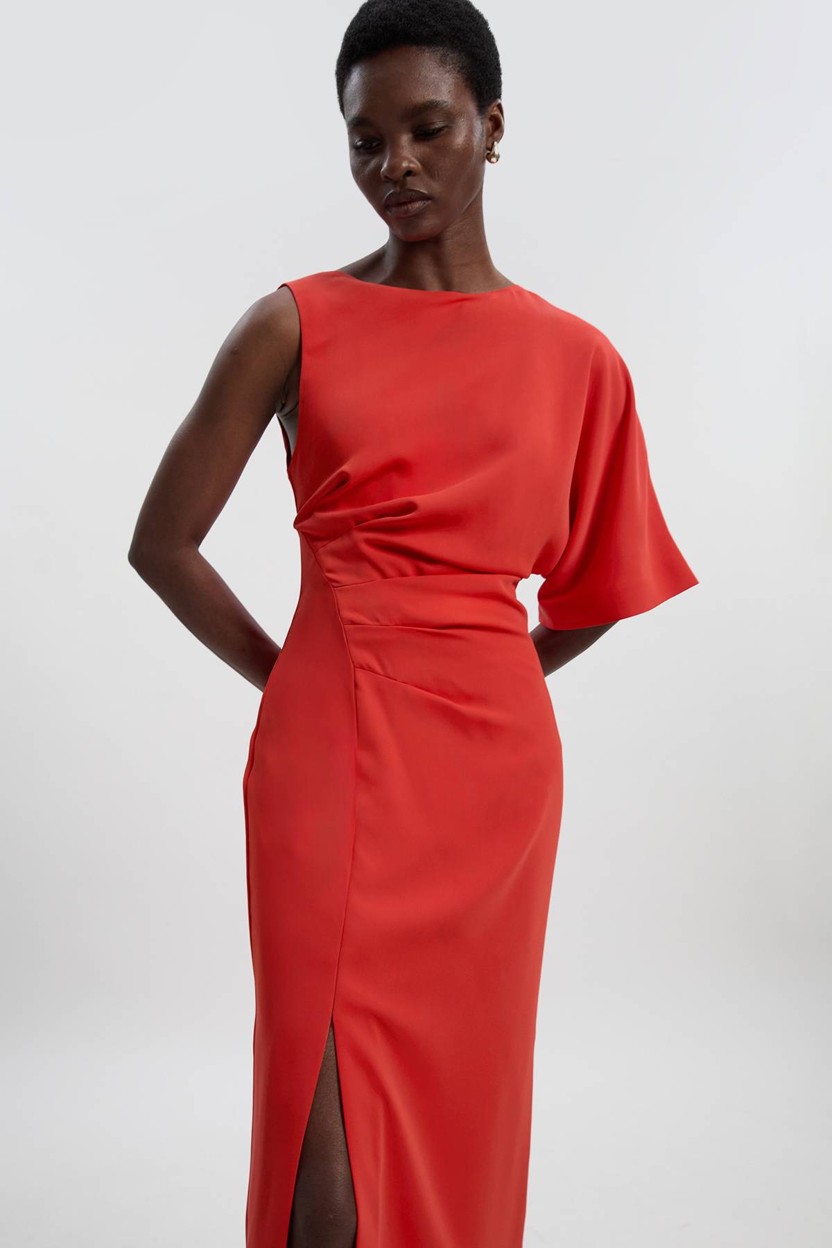 KarenMillen Robe Mi-Longue Ajustée à Manche Asymétrique Douce