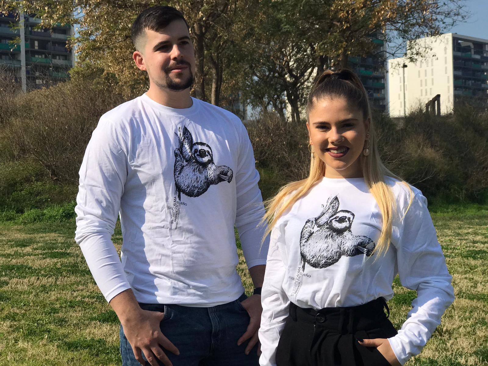 Camiseta unissex com estampa de preguiça, branca.