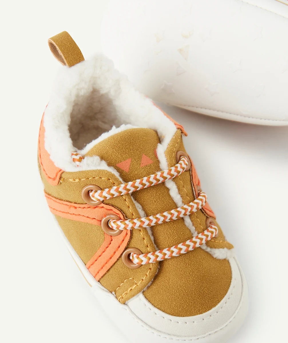 CHAUSSONS TYPE BASKETS BÉBÉ MARRON ET ORANGE AVEC BOUCLETTES