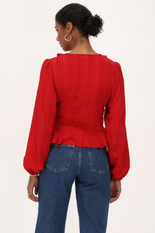 Rode top met ruffles & knoopjes