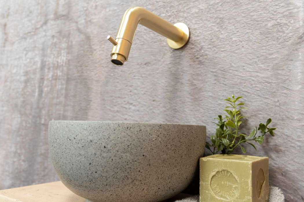 Saniclear Seba fonteinset met eiken plank, grijze terrazzo waskom en gouden kraan voor in het toilet