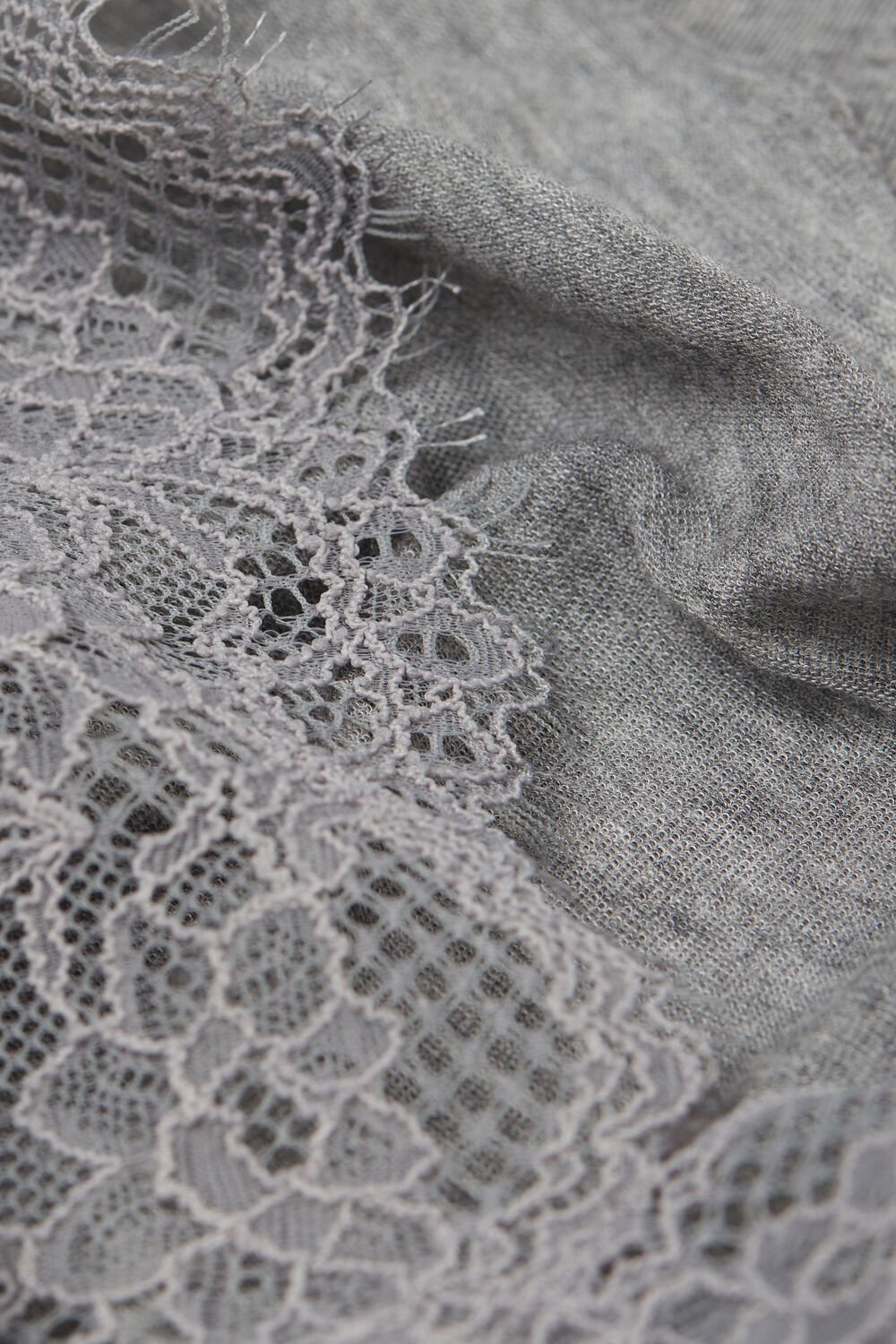 Camisa de manga comprida ultraleve em cashmere com detalhes em renda.
