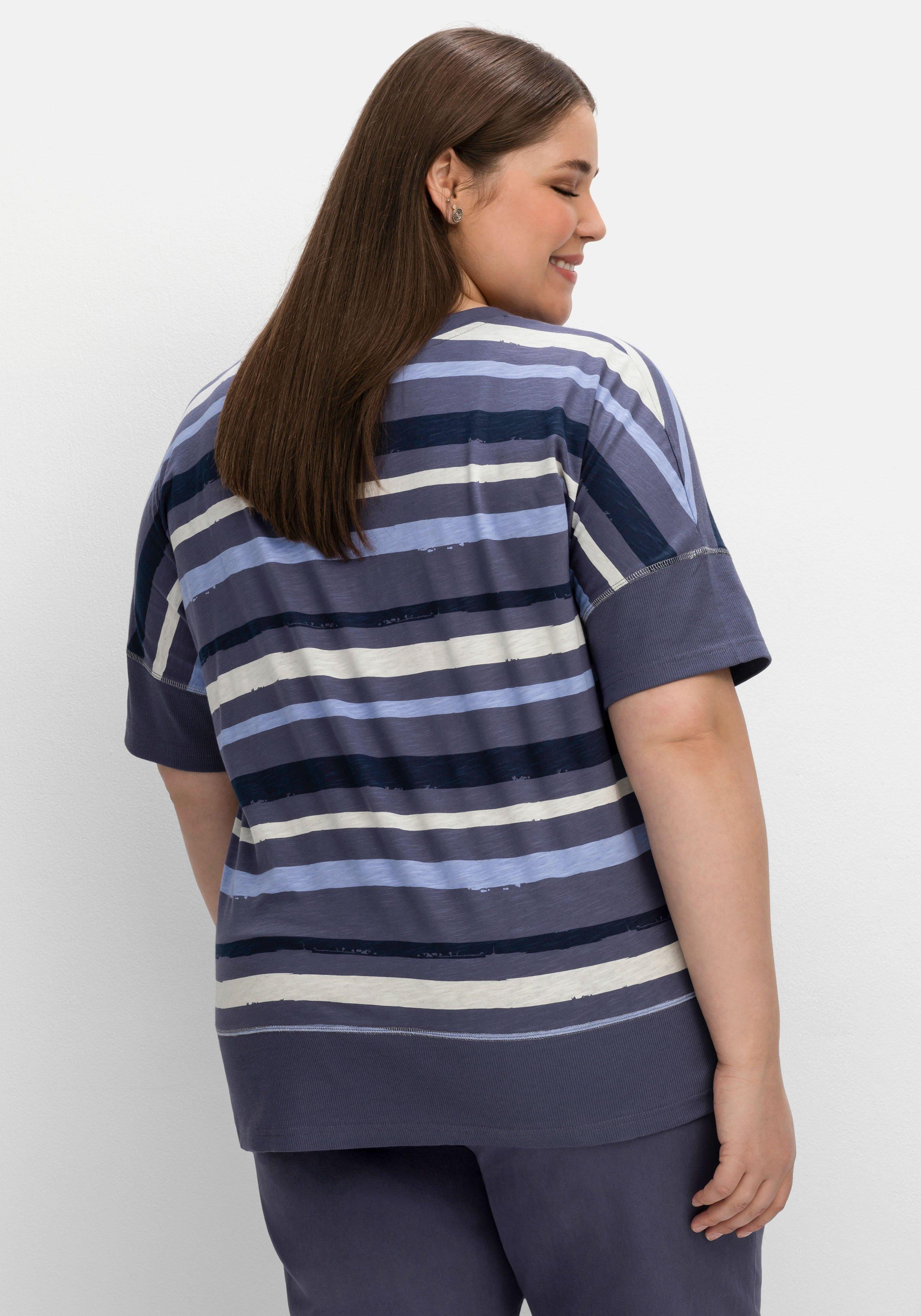 Shirt mit V-Ausschnitt und Streifendruck