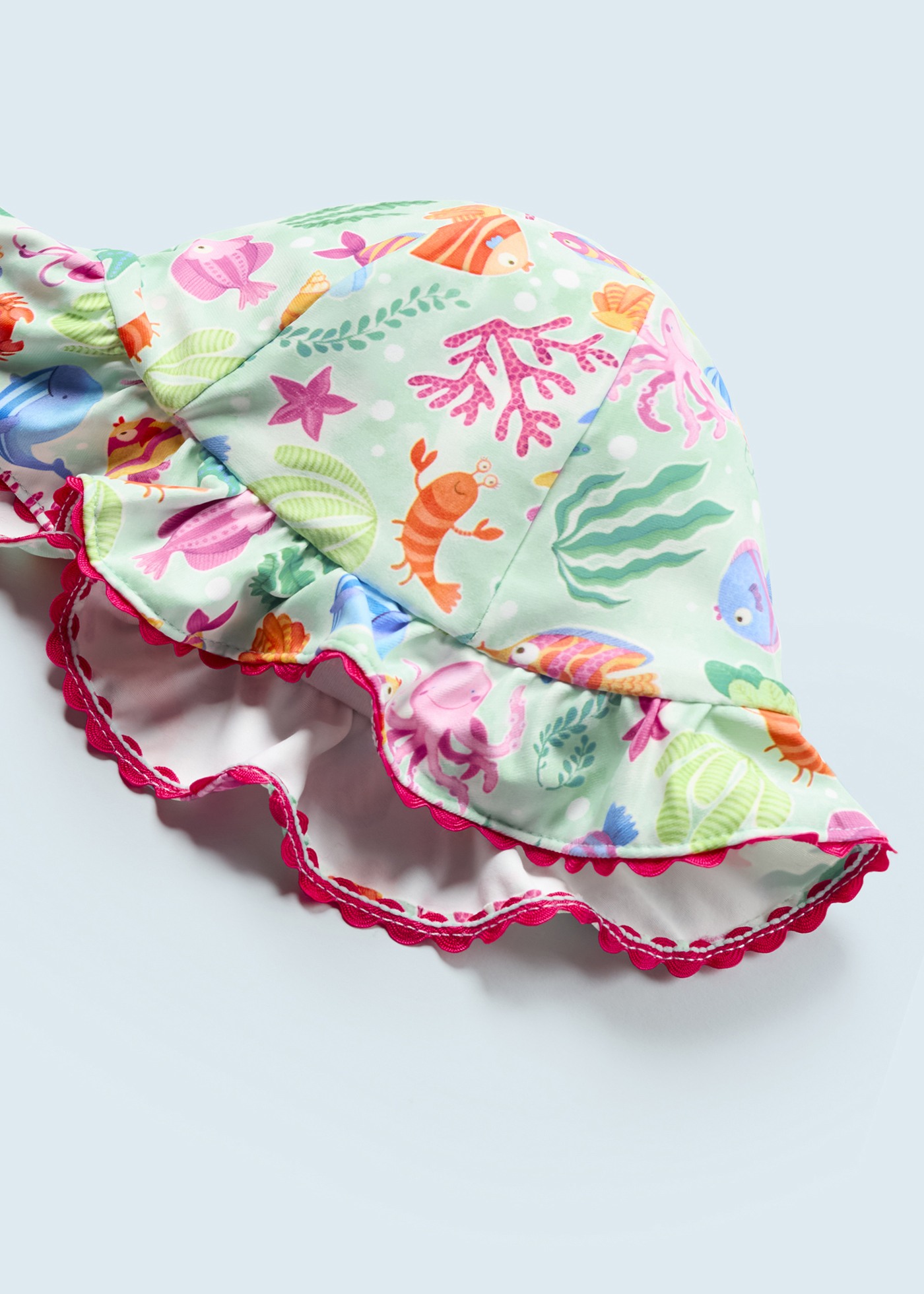Conjunto de banho para bebê de 2 peças com touca e sunga.