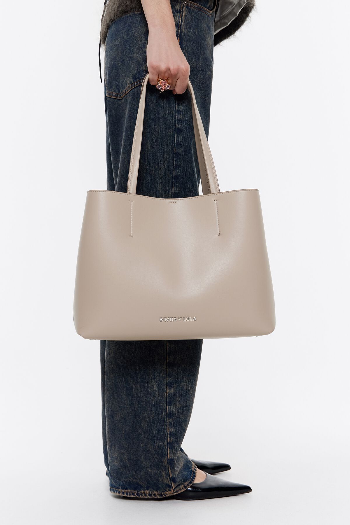 Bolsa grande estilo Chihuahua em couro cinza claro.