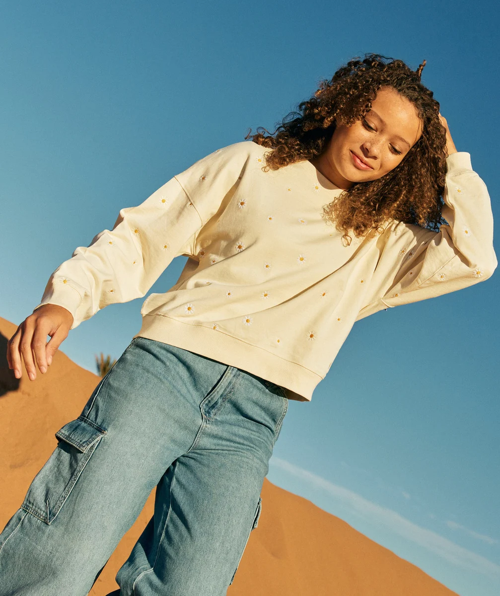 sweat manches longues fille en coton bio écru avec broderies marguerites