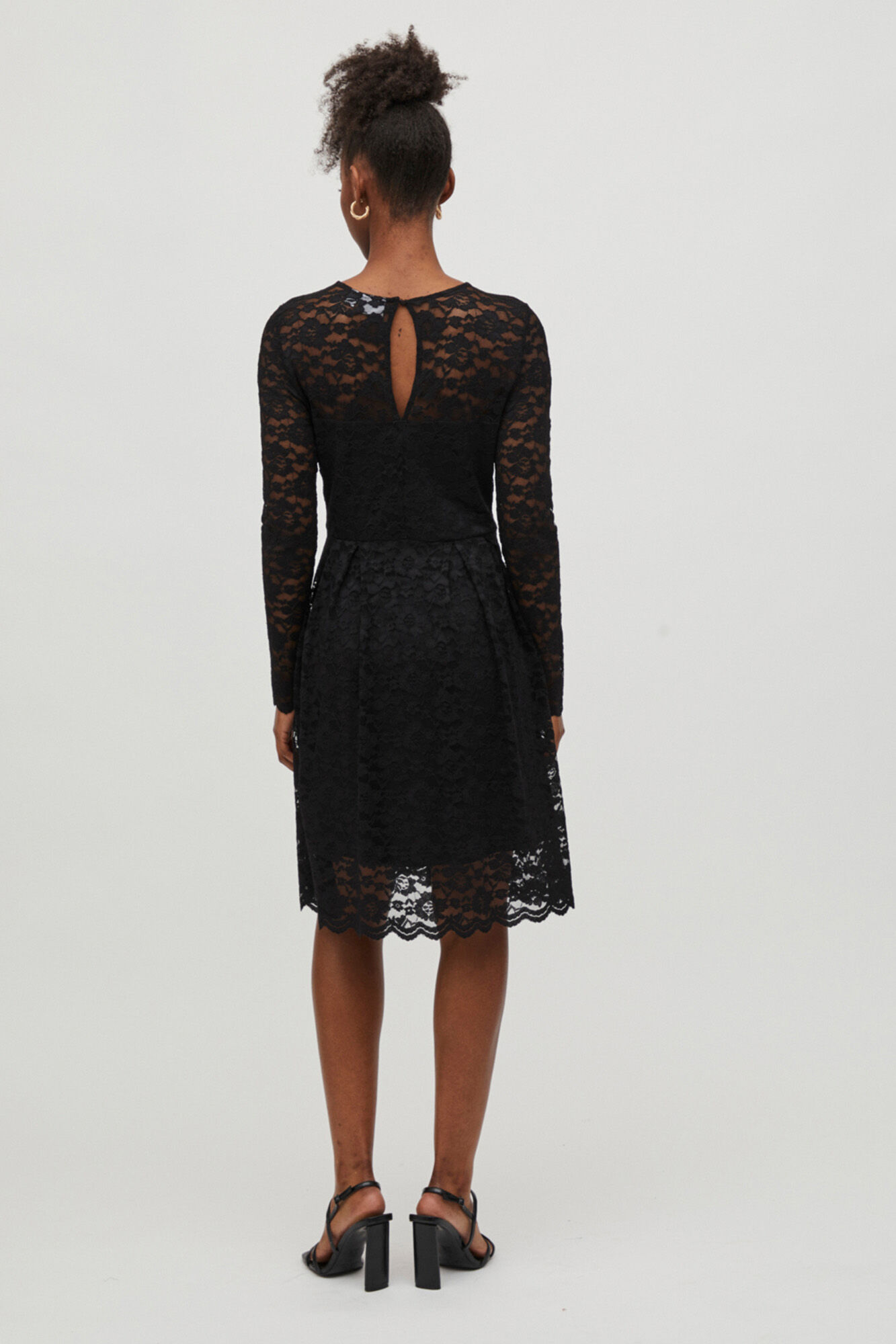 Vestido de renda de mangas compridas
