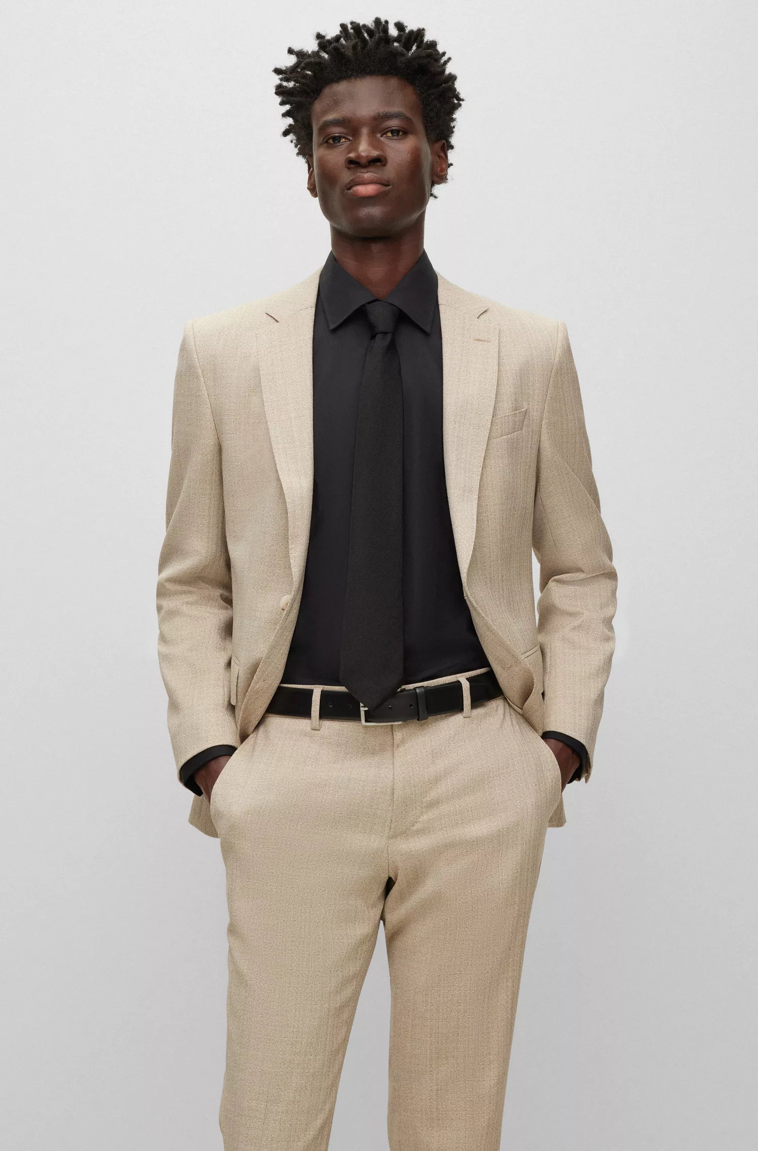 Terno BOSS preto, corte slim, em lã elástica com microestampa.